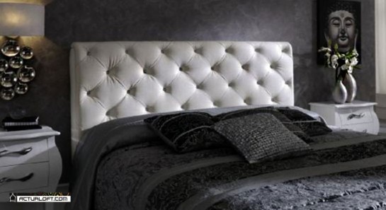 Cama. Hermoso cabecero de color marfil, Cuenta con un estilo muy de época capitoneado, Nocheros de estilo bombéy. Ref.A 002